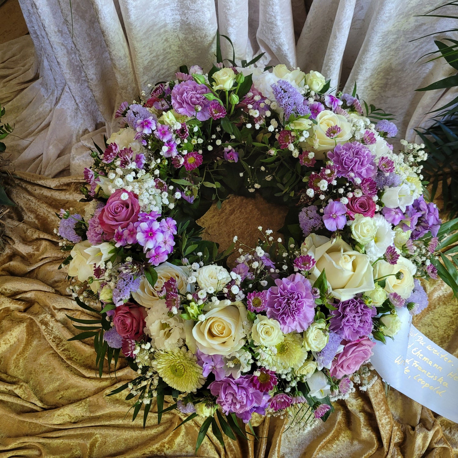 Trauerkranz in weiß, rosa, pink mit Rosen, Nelken und Sommerblumen