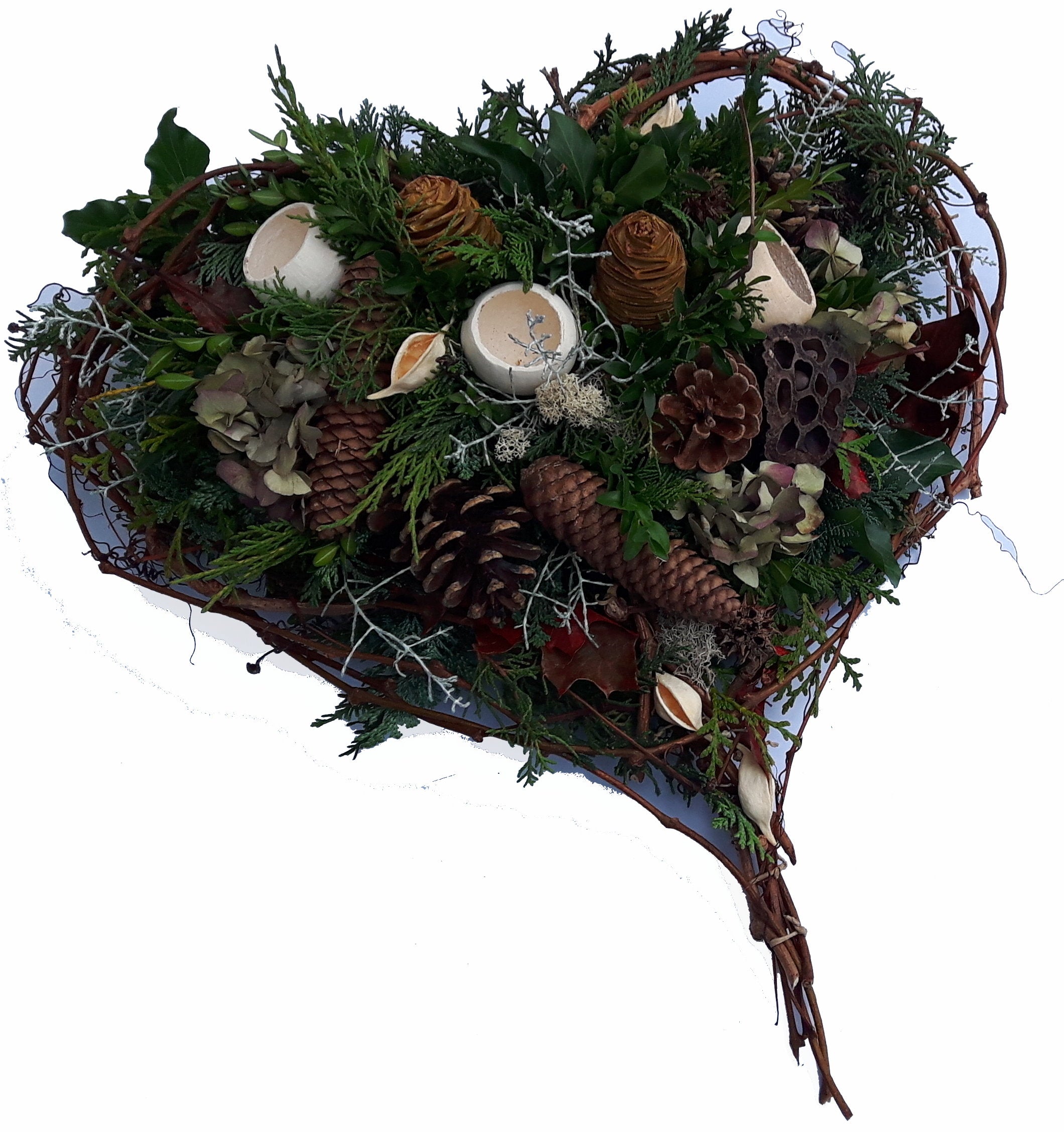 Trauergesteck Grabgesteck Friedhof Winter besondere Form Herz mit frischen Grün