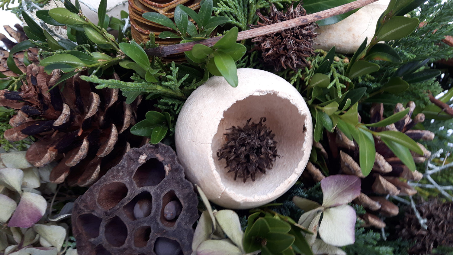 Trauergesteck Grabgesteck Friedhof Winter besondere Form Herz mit frischen Grün