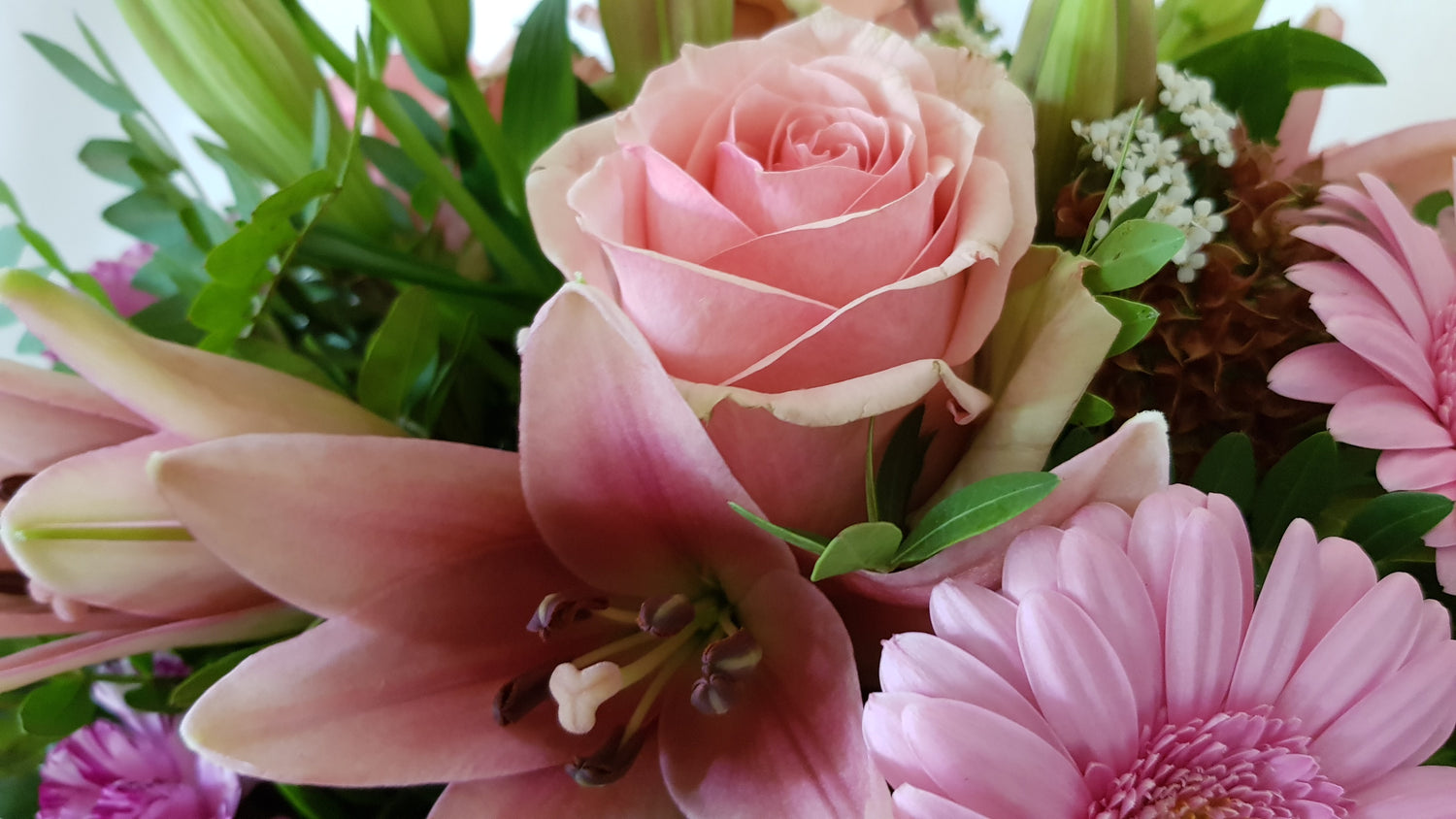 Blumenstrauß in rosa mit Lilien Gerbera und u.a. Rosen