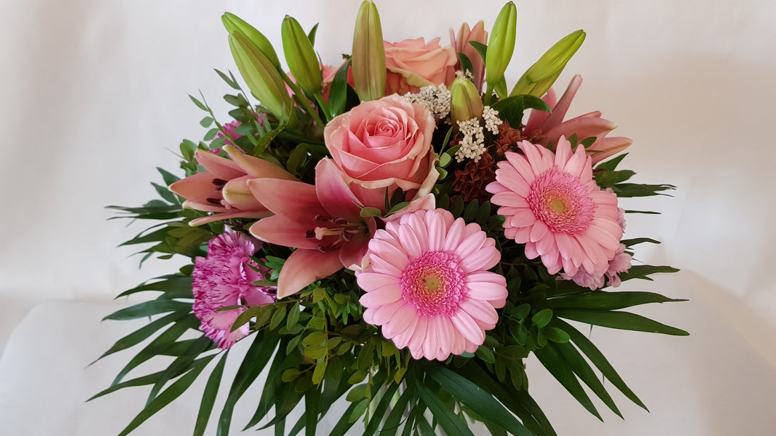 Blumenlieferung mit rosa Blumen