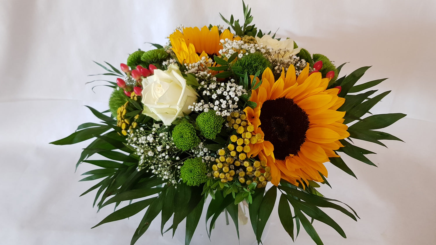 frischer Blumenstrauß mit Sonnenblumen heute für Sie gebunden und versendet morgen erfolgt die Zustellung im Laufe des Tages