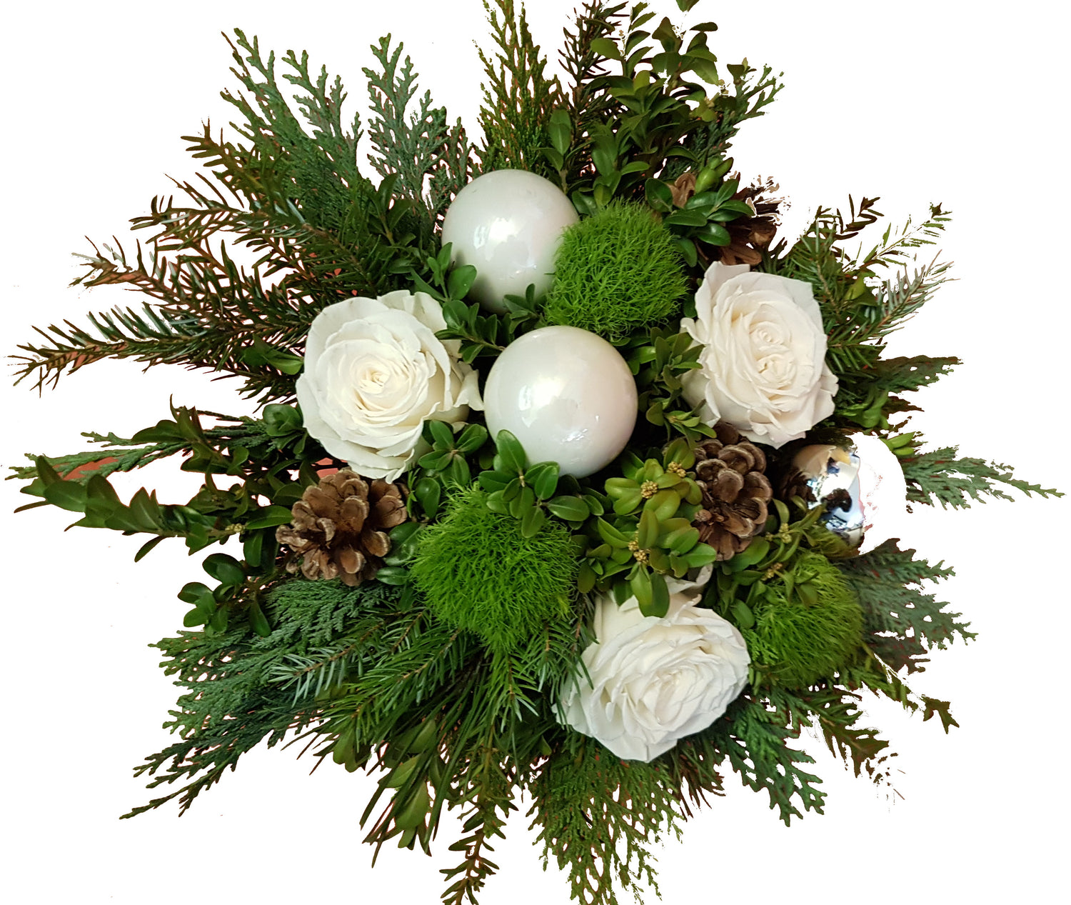 Adventsstraußmit frischem Grün großköpfigen Rosen Weihnachtkugeln als Weihnachtsdeko