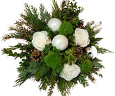 Adventsstraußmit frischem Grün großköpfigen Rosen Weihnachtkugeln als Weihnachtsdeko