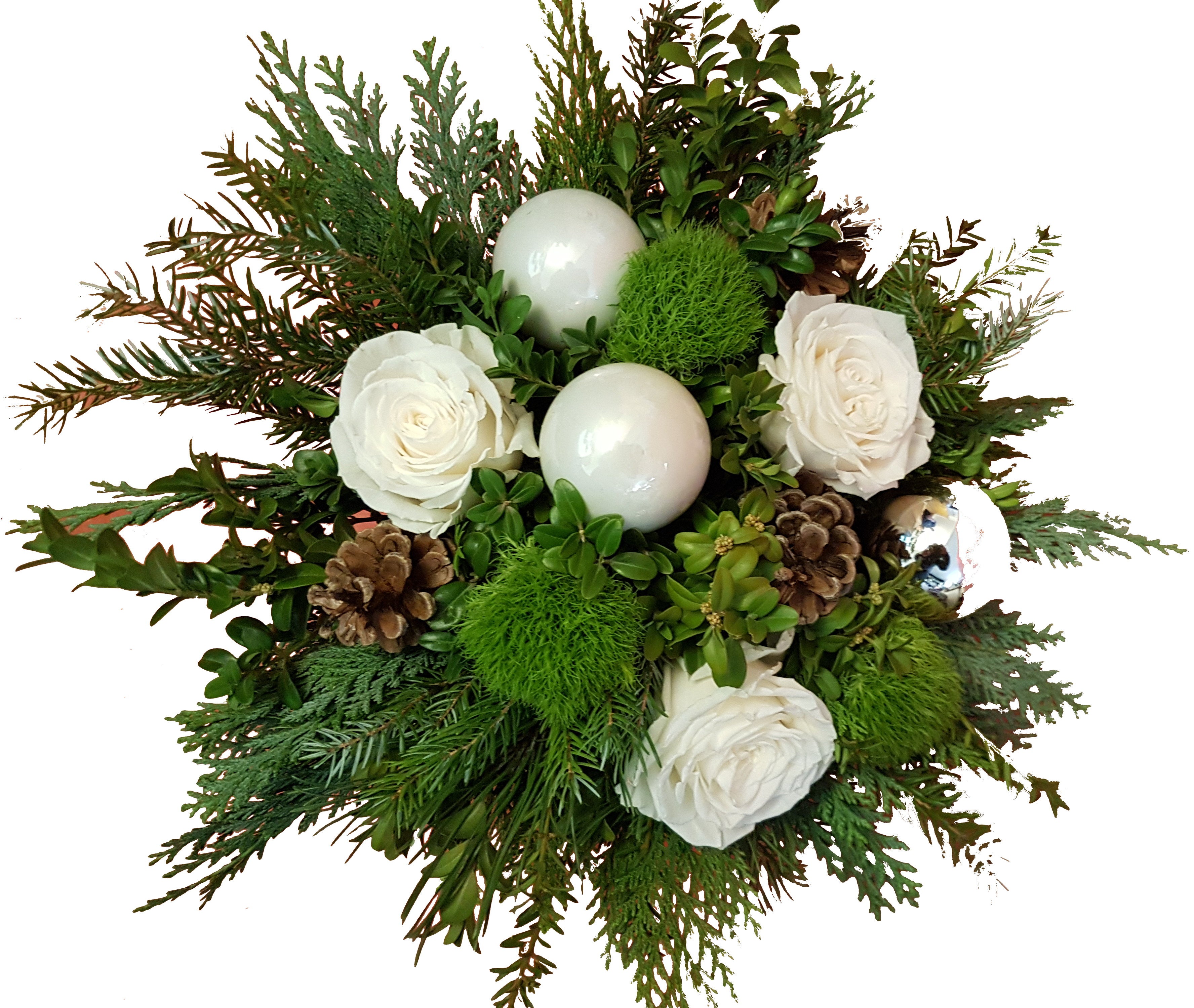 Adventsstraußmit frischem Grün großköpfigen Rosen Weihnachtkugeln als Weihnachtsdeko