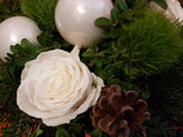 Adventsstrauß zum Advent zu Weihnachten mit frischem Grün großköpfigen Rosen Weihnachtkugeln Deko weiß