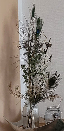 Trockenstrauß mit Eukalyptus und Pfaunenfedern