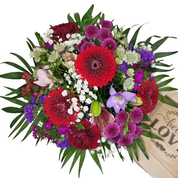 Blumenstrauß in Holzkiste mit Grußkarte und ein kleines Abenteuer