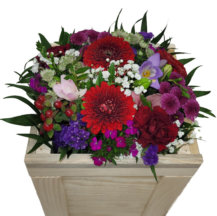 Blumenstrauß in Holzkiste mit Grußkarte und ein kleines Abenteuer