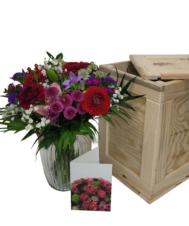Blumenstrauß in Holzkiste mit Grußkarte und ein kleines Abenteuer