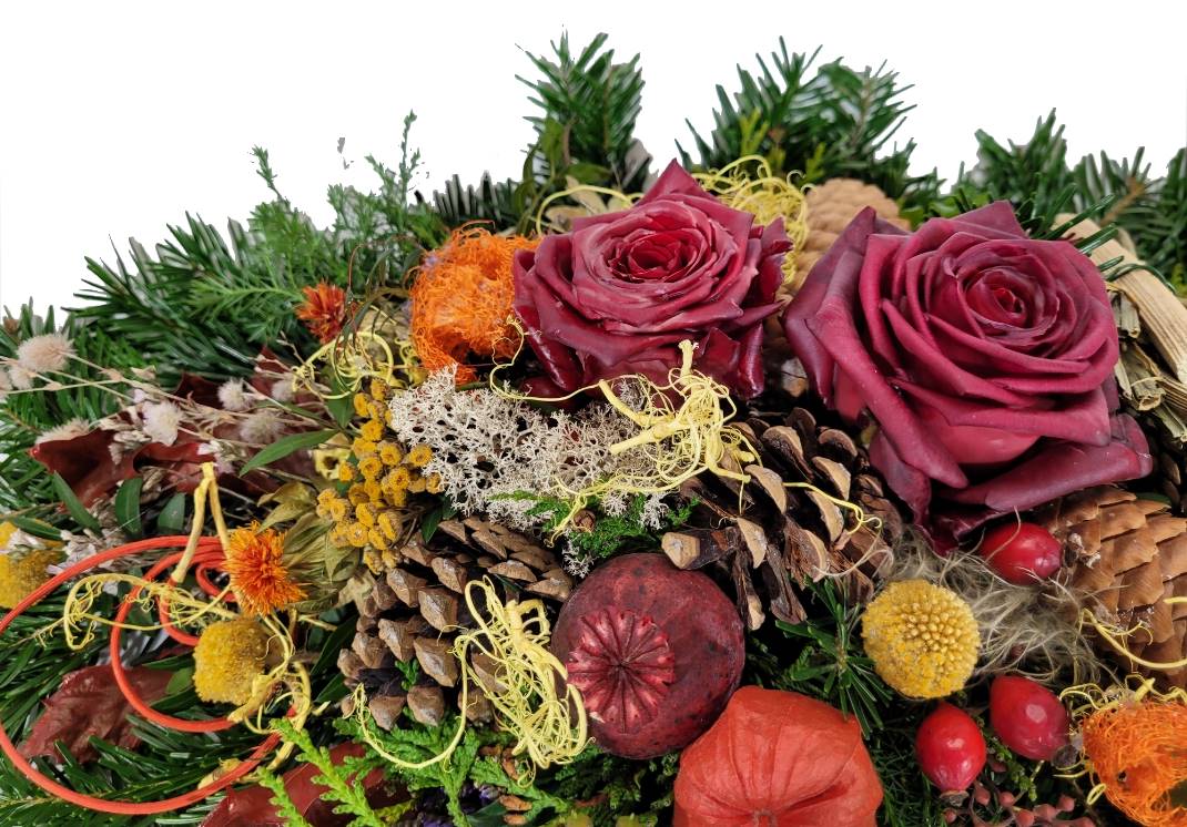 Blumen Allerheiligen Gesteck mit roten Rosen