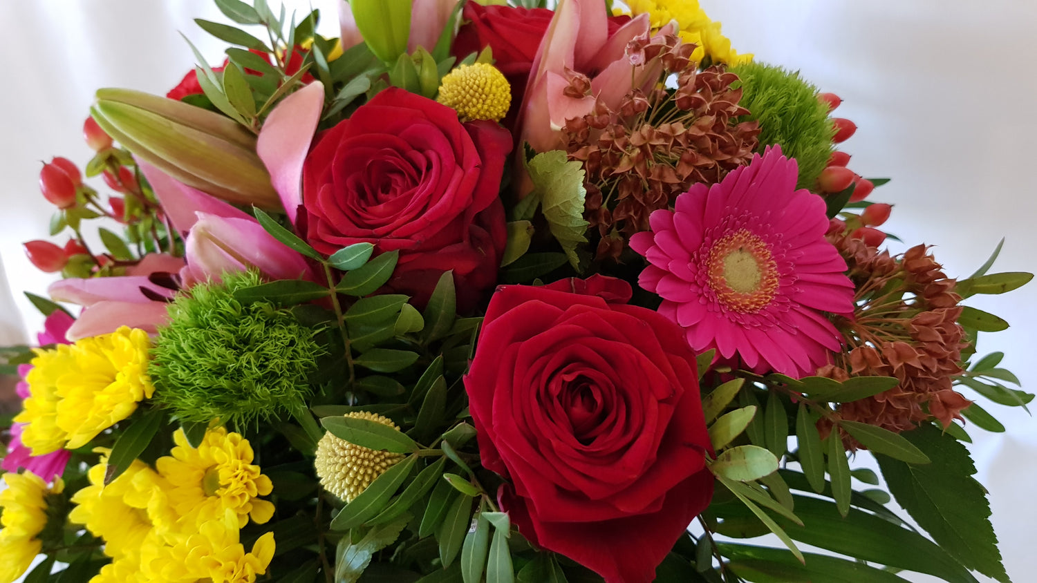 blumiger Strauß mit frischen Blumen, dieser Bunte Blumengruß trägt den Namen ,, geliebt und unvergessen,,