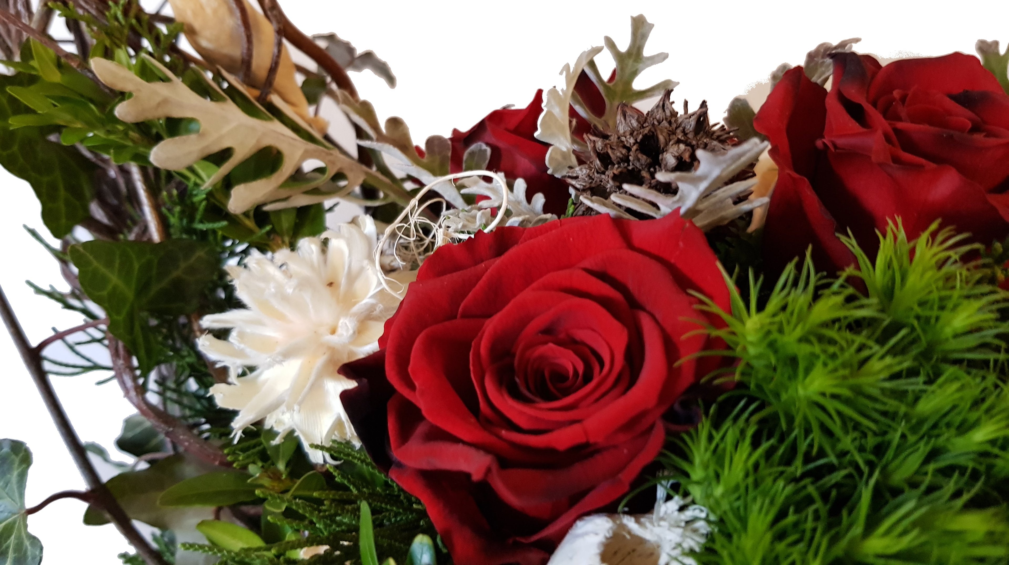 Frischblumengesteck zur Beerdigung in Rot Weiß mit Rosen und Trocken Fruchtstände - moderne Form Schiffchen