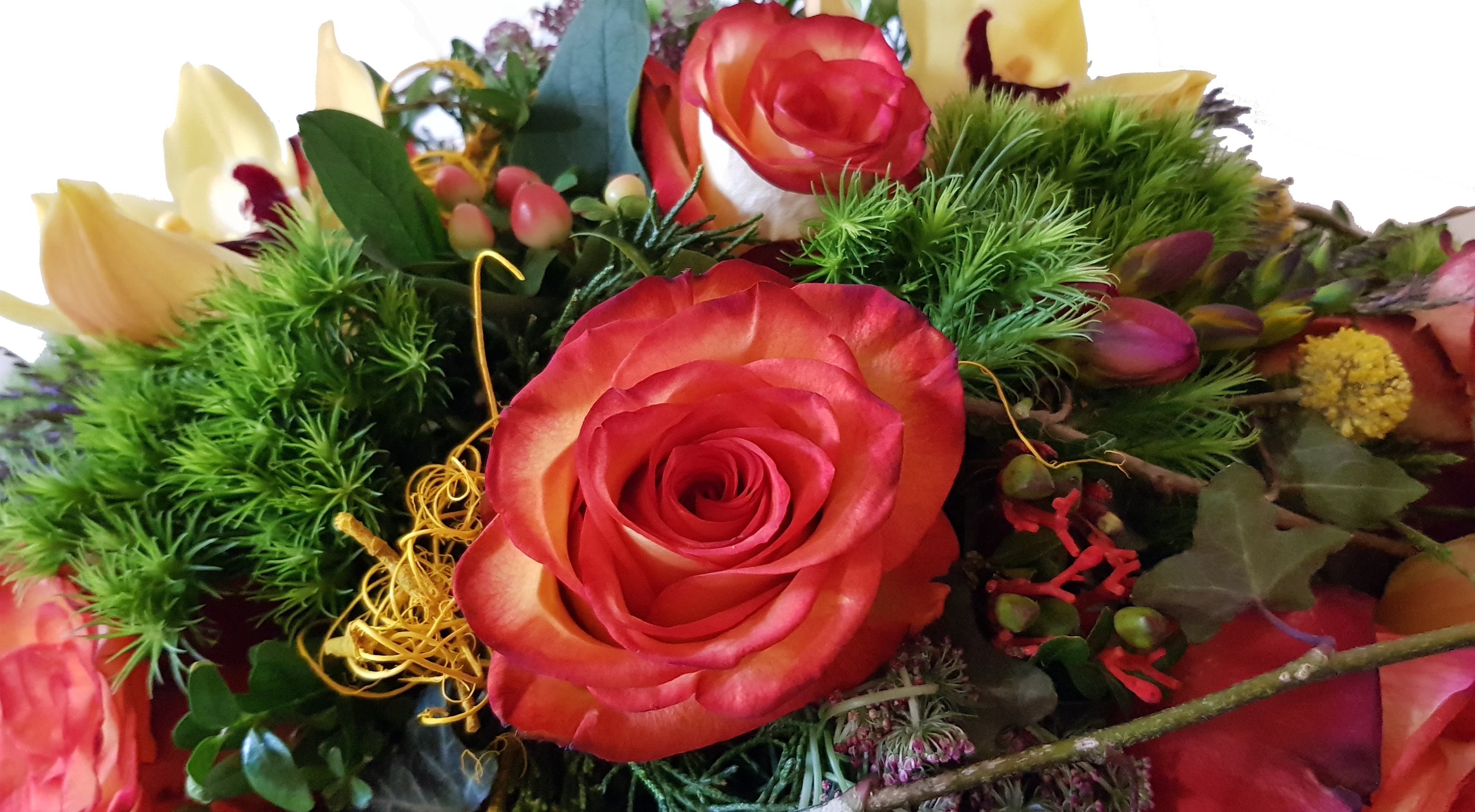 Gesteck mit verschiedenen frischen Blumen zur Beerdigung in Gelb Orange