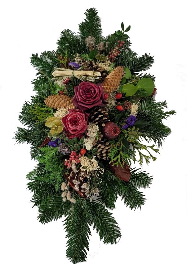 Gesteck Winter mit roten Rosen