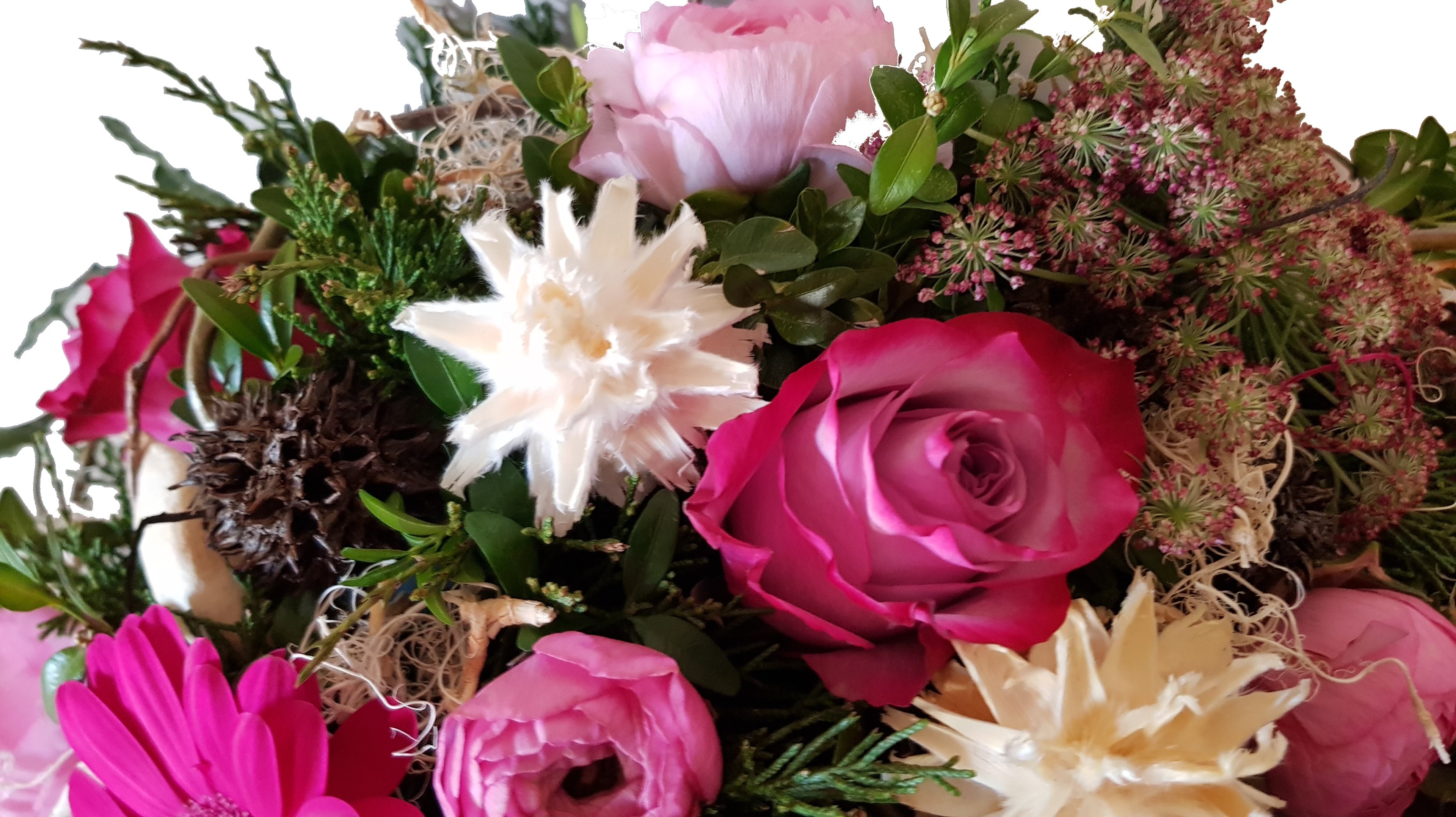 Grabgesteck mit echten Blumen zur Beerdgung - mit Rosen, Gerbera und anderen Blumen der Saison - in Rosa, Weiß, Pink,