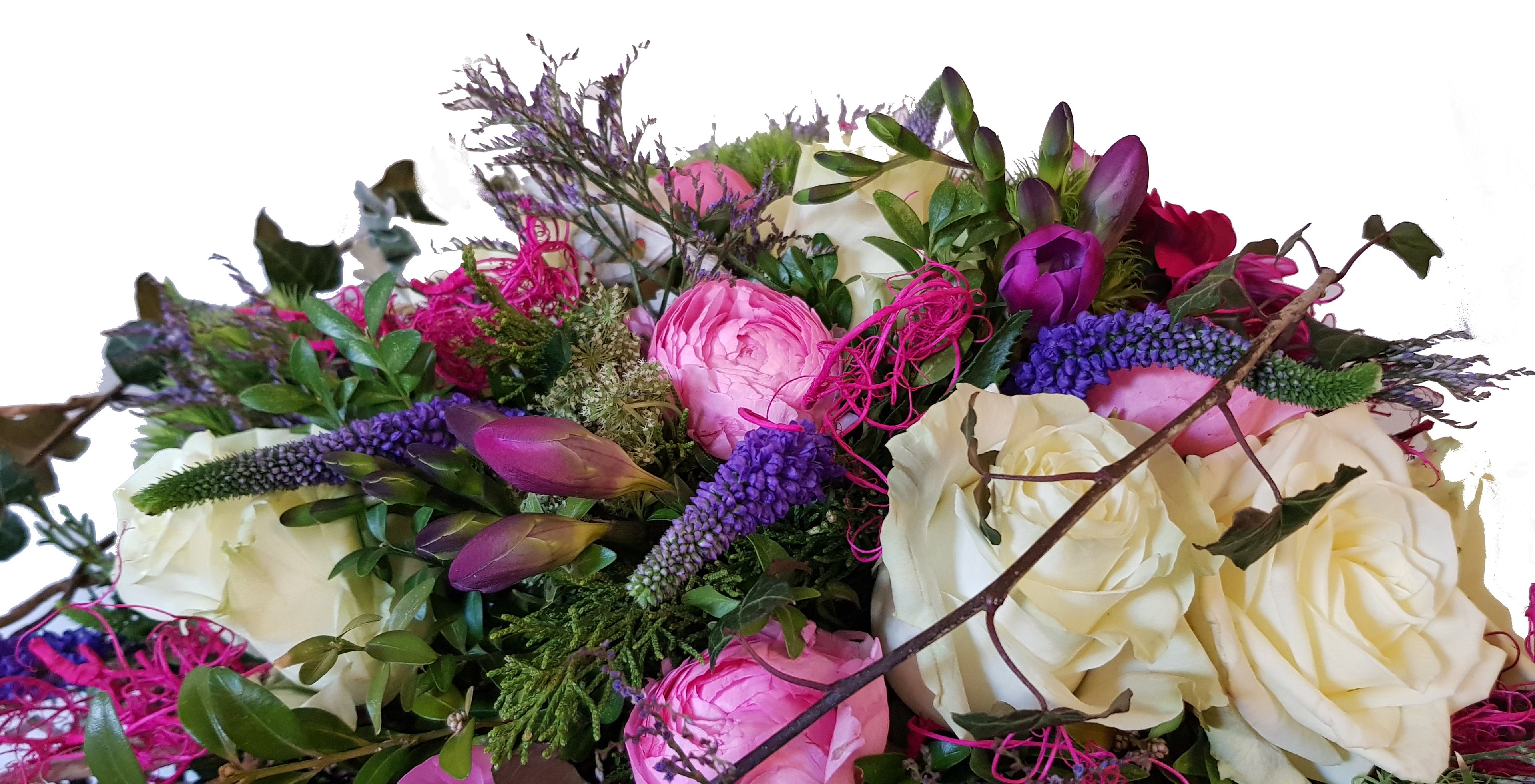 Blumiges Trauergesteck Form Herz Asymetrisch - vom Floristen gesteckt in Steckmasse - somit ist eine Wasserversorgung vorhanden