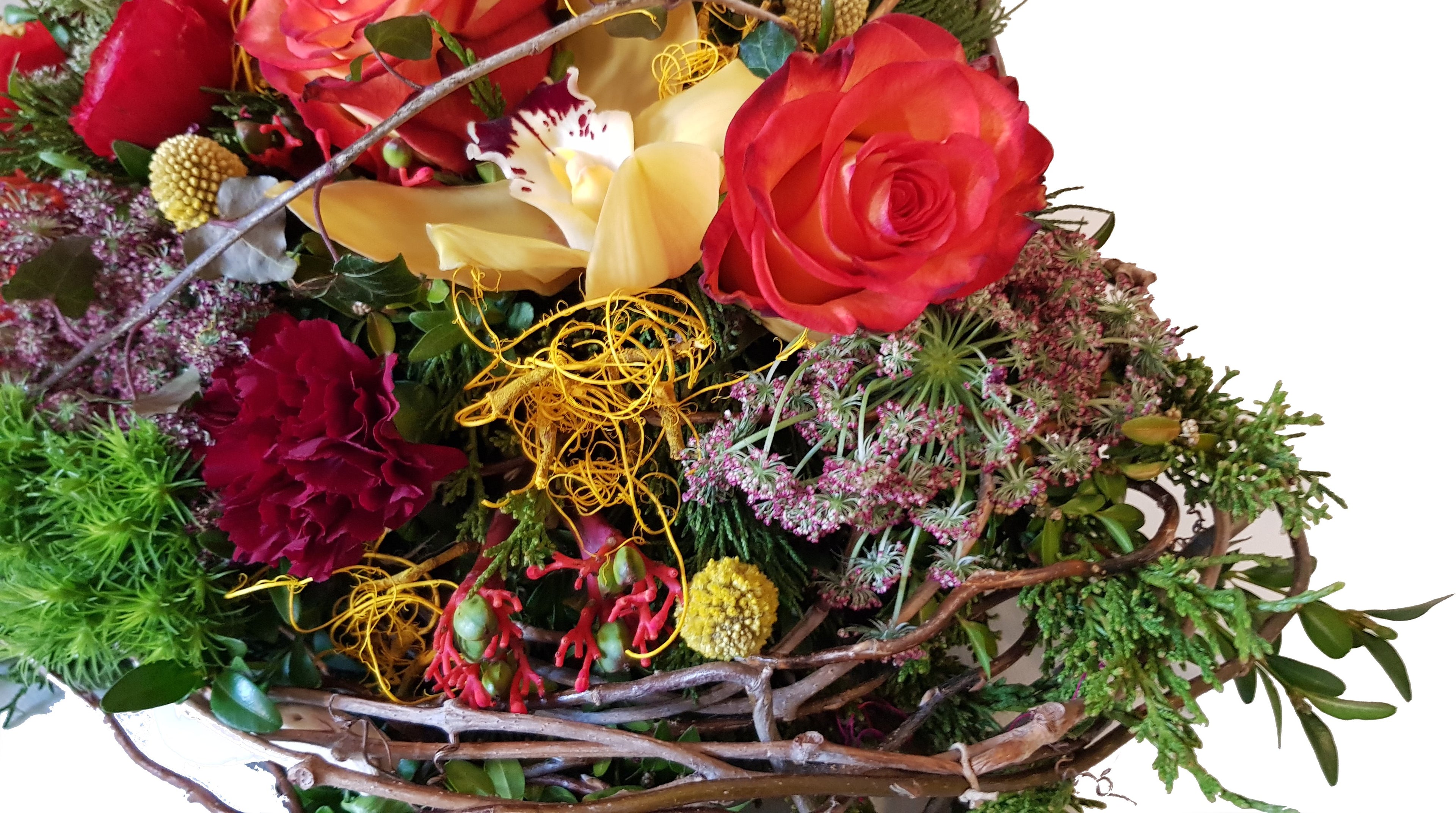 Herz Beerdigung in Gelb Orange mit Orchiedea und anderen Blumen
