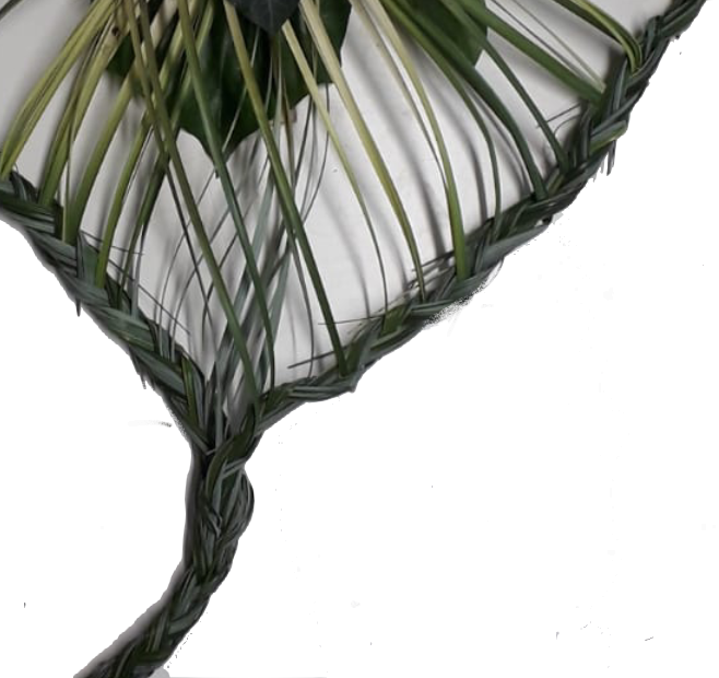 Grabgesteck bunt - Herz Geflochten aus Gras für Beerdgung mit frischen Blumen