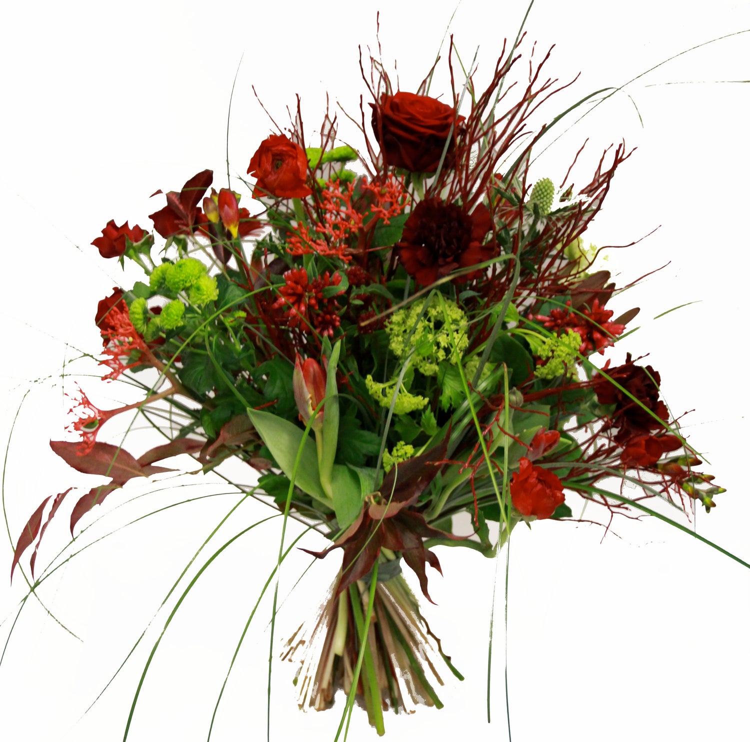 Sommerlicher natürlicher roter Blumenstrauß mit u.a.Rosen