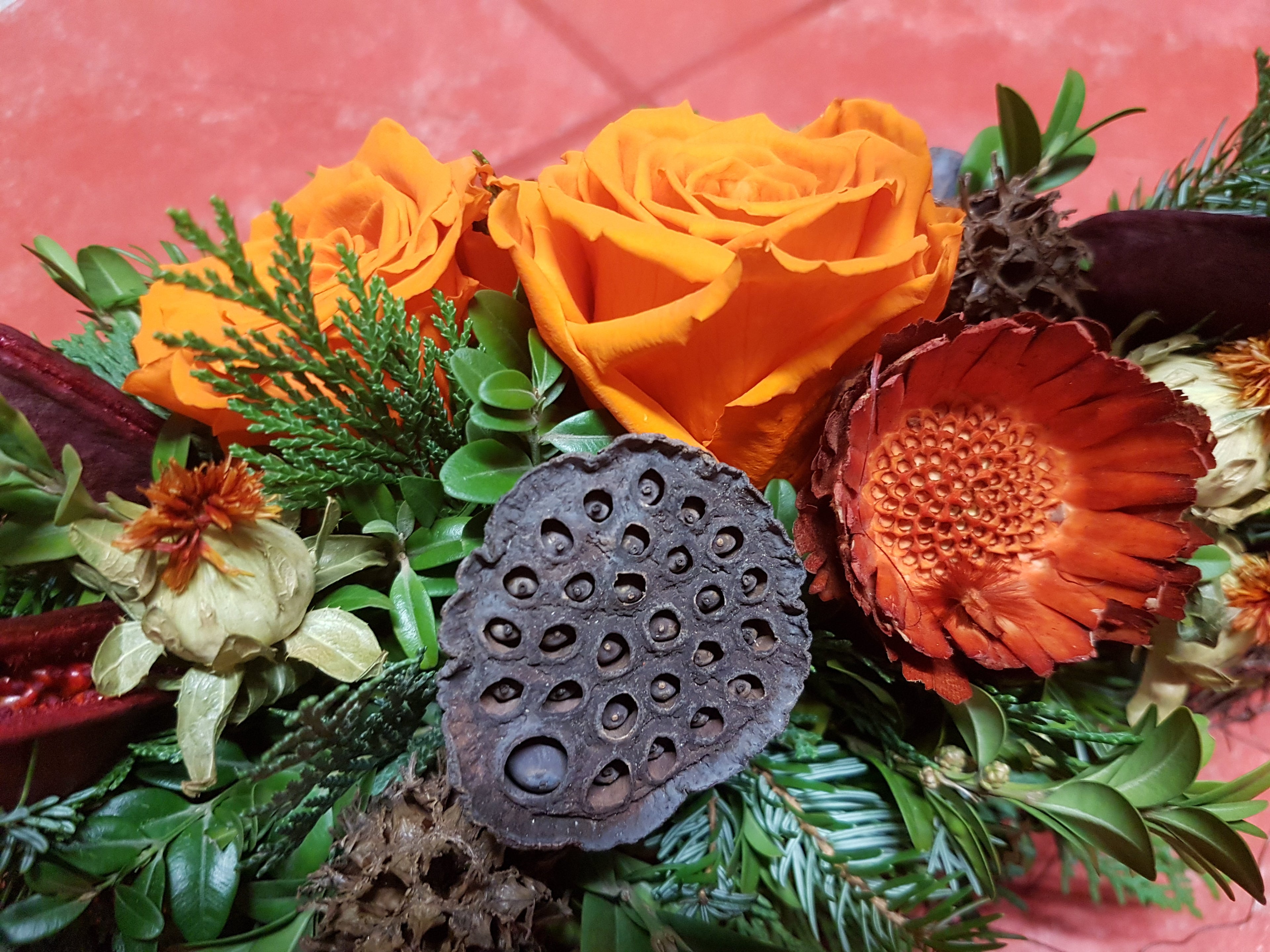 Modernes Gesteck Friedhof - Trauer und Beerdigung - Mann und Frau geeignet in Orange mit Rosen