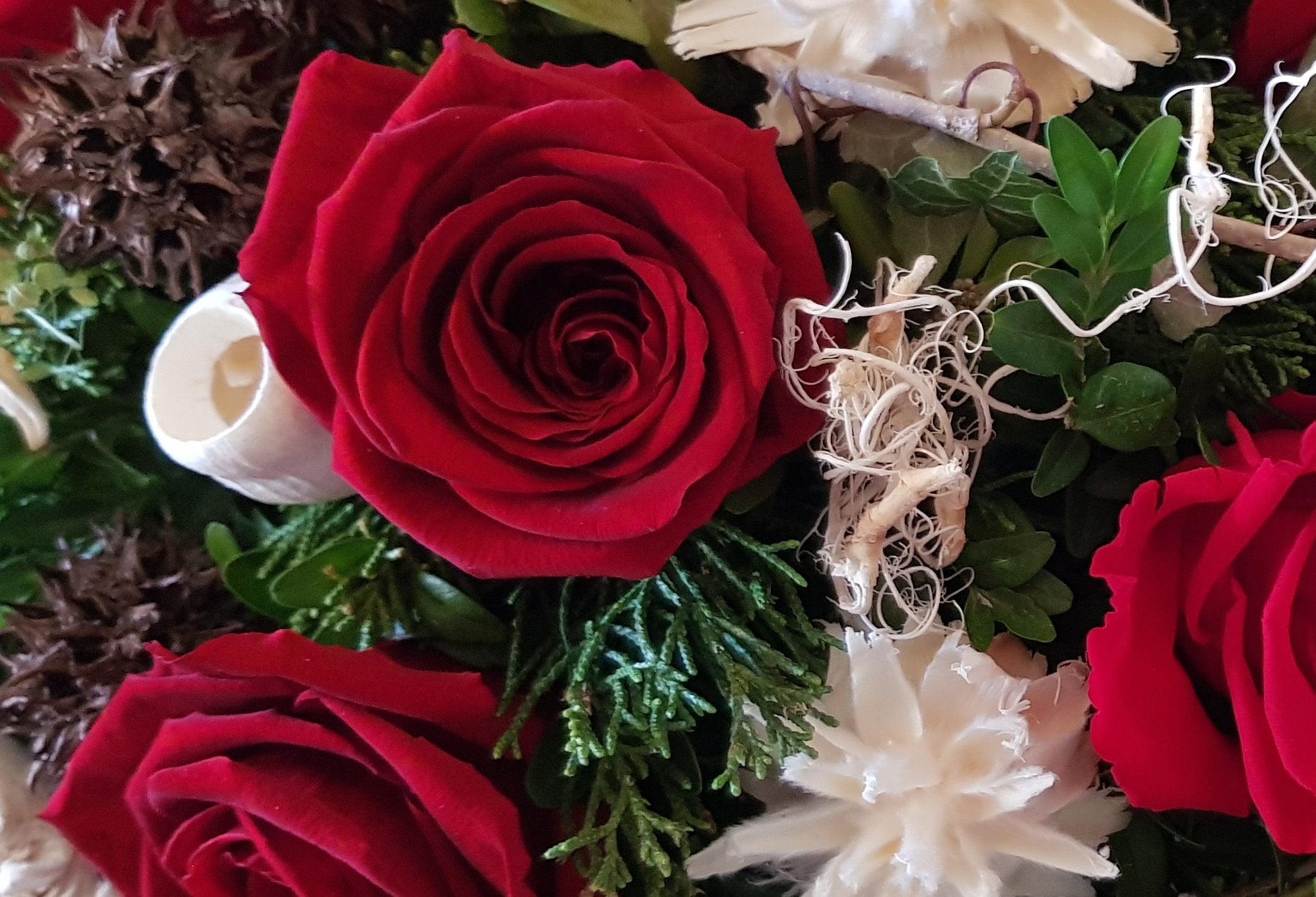 Gesteck besondere Form - Träne- mit Roten Rosen und Weißen Fruchtsände zur Beerdigung, Sterbetag, Friedhof, Grab