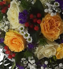 Gelbe und Weiße Rosen - Gesteck Herzform - Farben weiß, Lila, Rot, Gelb