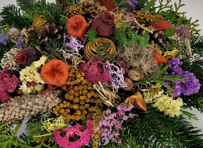 Trauergesteck Totensonntag - bunt mit Tanne