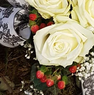 Grabgesteck mit echten weißen Rosen