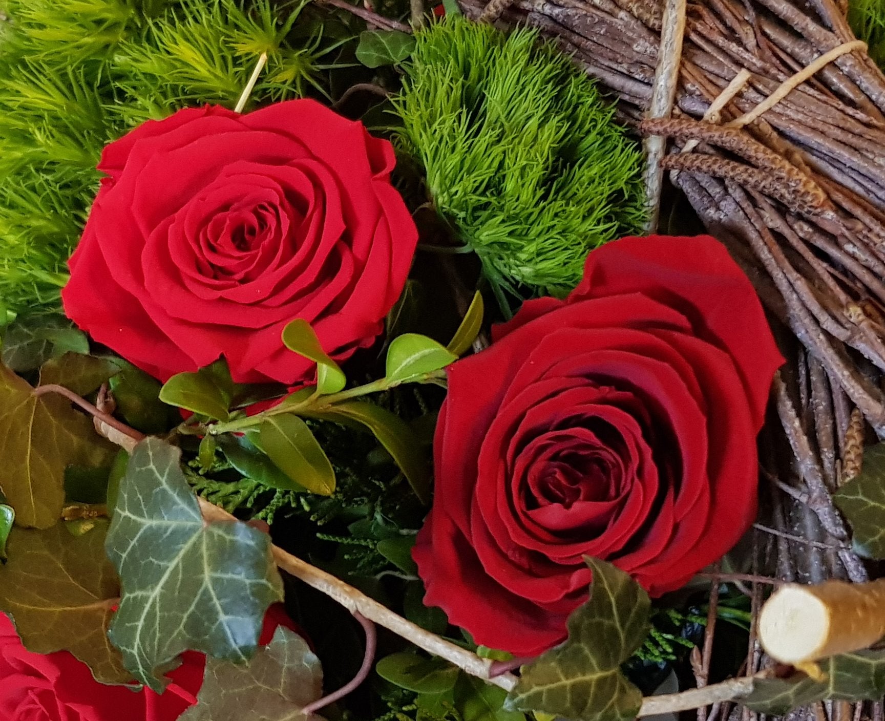 Trauergesteck zur Beerdgung - Schleife dazu buchen möglich - Besondere Form mit Roten Rosen - Farbe Grün Rot