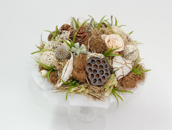 Trockenstrauß weiß mit Naturmaterialien