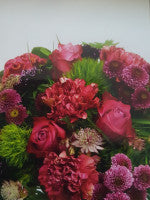 Blumenstrauß mit Vase und Geschenk