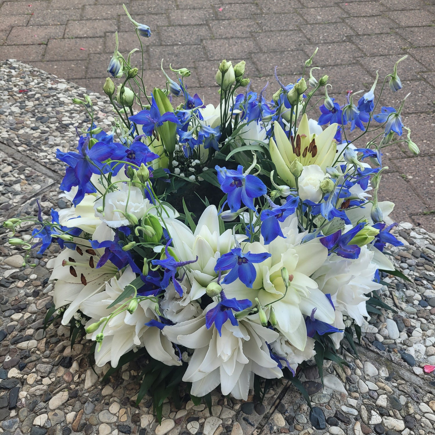 Trauerkranz mit weißen Lilien