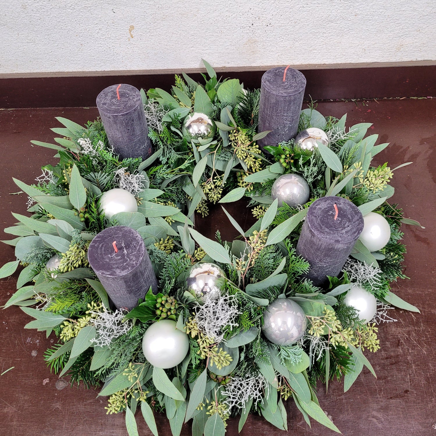 Advenskranz mit Eucalypthus und schwarzen Kerzen