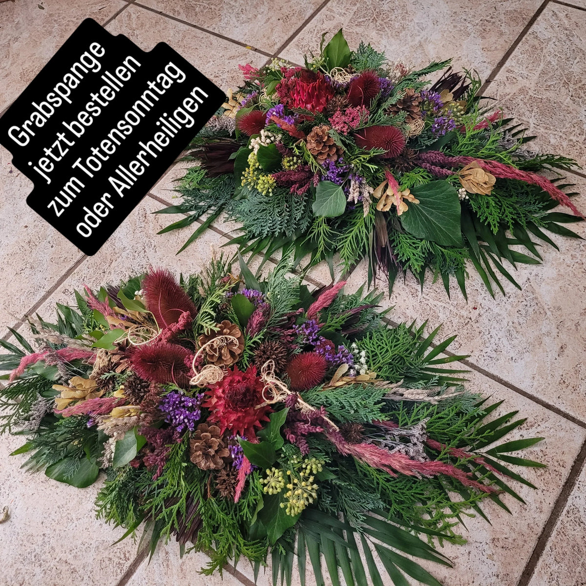 Grabgesteck zum Gedenktag – Rosenrot Flora Trans
