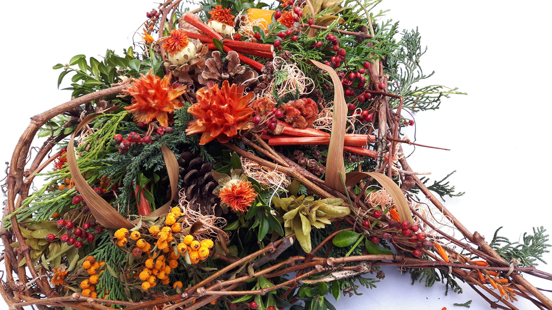 Trauergesteck Winter auf Wunsch auch mit Frischblumen - Totensonntag/  Allerheiligen 