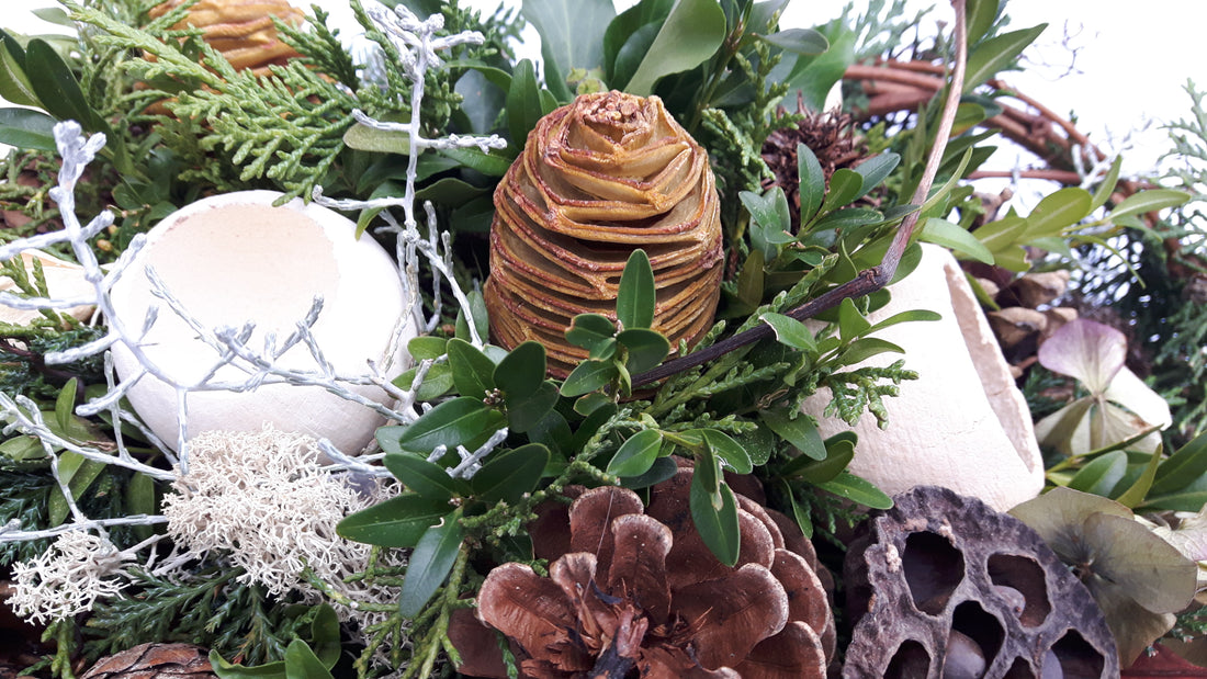 Trauergesteck Grabgesteck Friedhof Winter besondere Form Herz mit frischen Grün