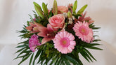 Blumenlieferung mit rosa Blumen 