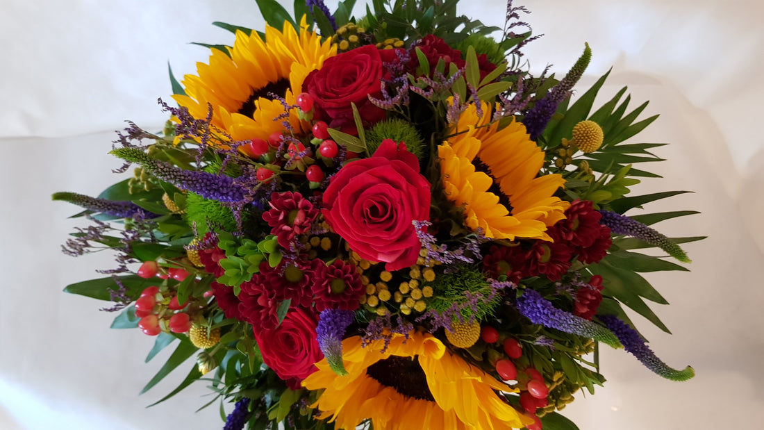 bunter Blumenstrauß mit Roten Rosen und Sonnenblumen,,Power of Love