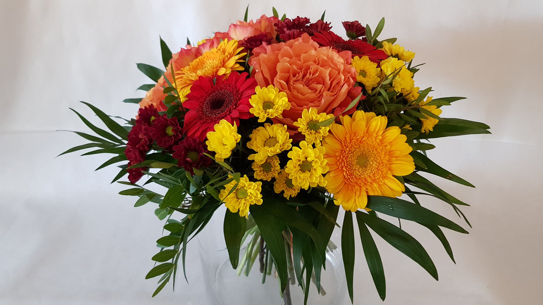 bunter Blumenstrauß in gelb, orange und rot mit frischen Blumen, mit Sofortversand 