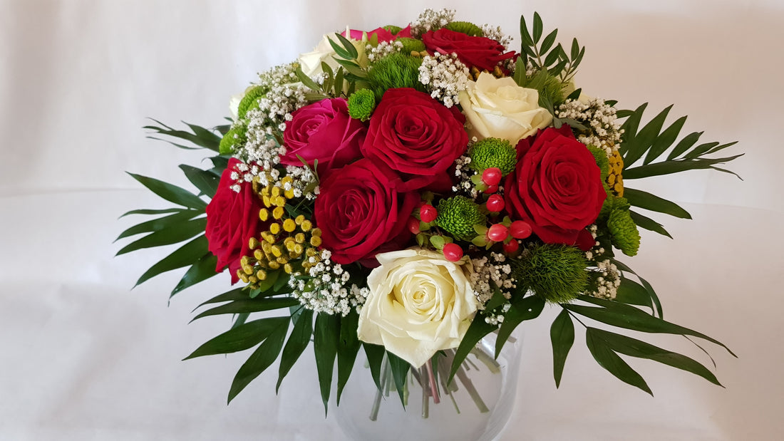 Frischer Blumenstrauß mit farbigen Rosen Sofortlieferung 