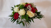 Blumenstrauß mit Roten Rosen und Weißen Rosen - wird mit Express geliefert 