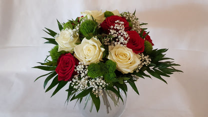 Blumenstrauß mit Roten Rosen und Weißen Rosen - wird mit Express geliefert 