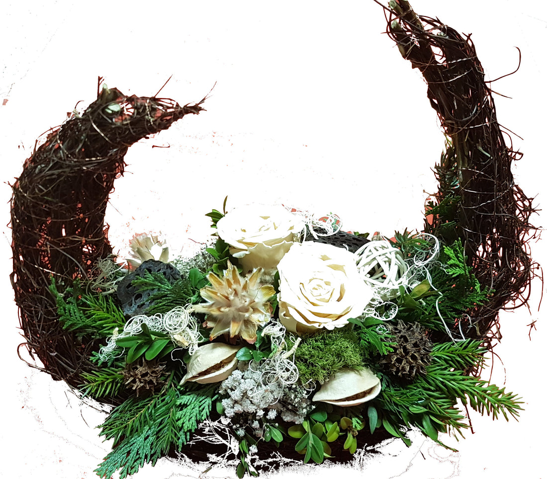 Gesteck Friedhof frisches Grün echte Rosen