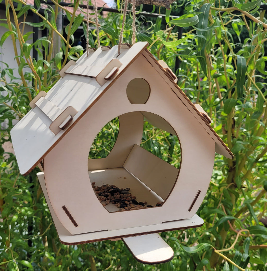 Blumenstrauß mit Vase und Geschenk