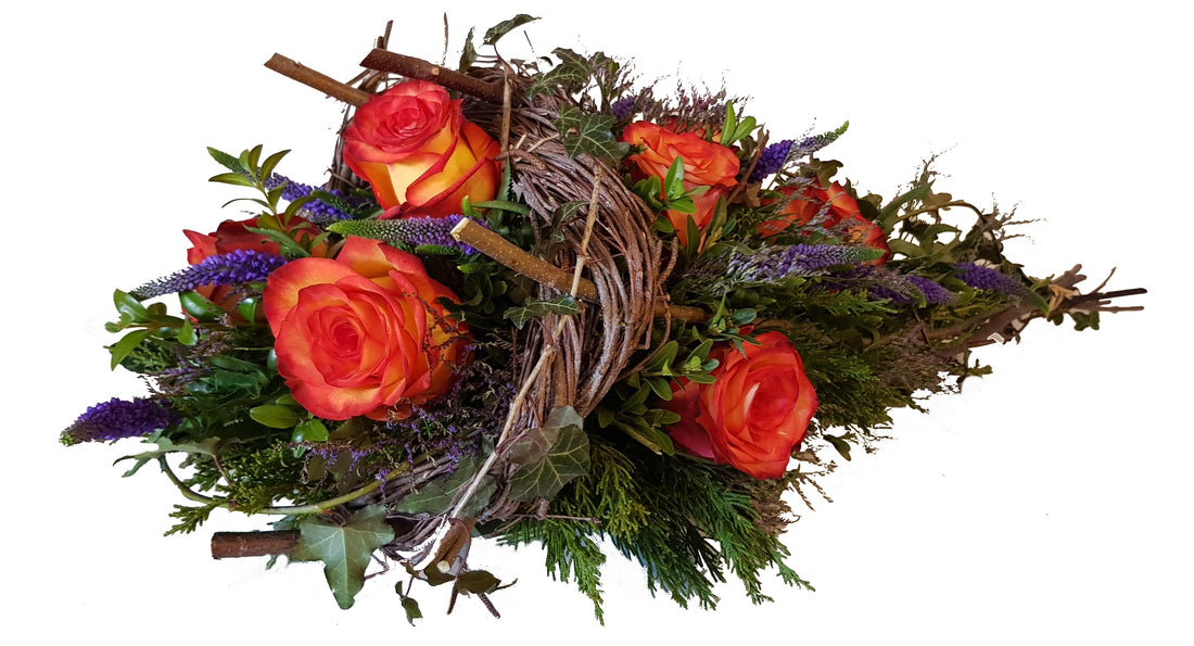 Modernes Gesteck Friedhof Begräbnis mit Rosen 