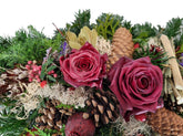 Blumen Friedhof mit roten Rosen Winter