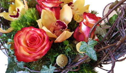 Blumen Grab Friedhof Trauer für Mann oder Frau in gelb und orange