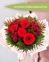 Blumenstrauss mit roten Chrysanthemen gebunden
