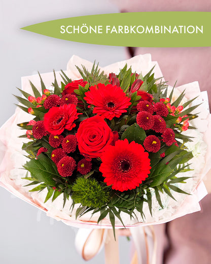 Blumenstrauss mit roten Chrysanthemen gebunden